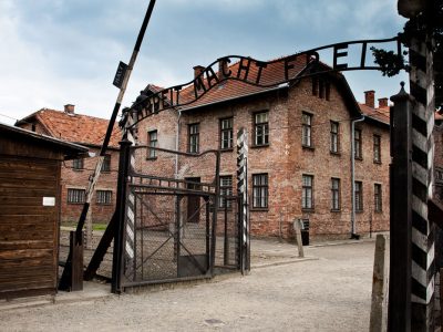 Authentic_gate_to_Auschwitz_concentration_camp
