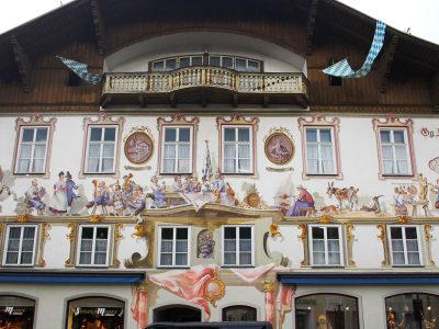 Beautiful-painted-frescoes-on-the-fasade-of-Oberammergau