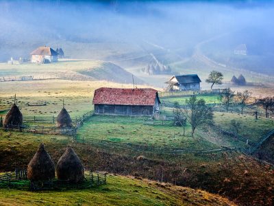 mountain-landscape-in-autumn-morning-Fundatura-Ponorului-Romania